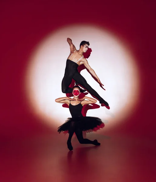 Tancerze baletowi tańczą na czerwonym tle studia. Nowoczesny design. Współczesne kolorowe światło koncepcyjne jako wschodzące słońce w Japonii. — Zdjęcie stockowe