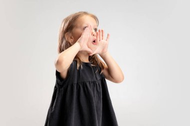 Beyaz kız, beyaz stüdyo arka planında izole edilmiş. Kopyalama. Çocukluk, eğitim, duygu kavramı