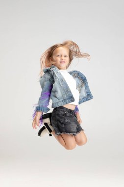 Beyaz kız, beyaz stüdyo arka planında izole edilmiş. Kopyalama. Çocukluk, eğitim, duygu kavramı