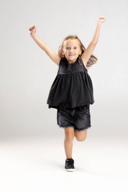 Beyaz stüdyo geçmişinde gülümseyen tatlı kız. Kafkas modeli, uzun dalgalı saçlı, yaz elbisesi içinde..