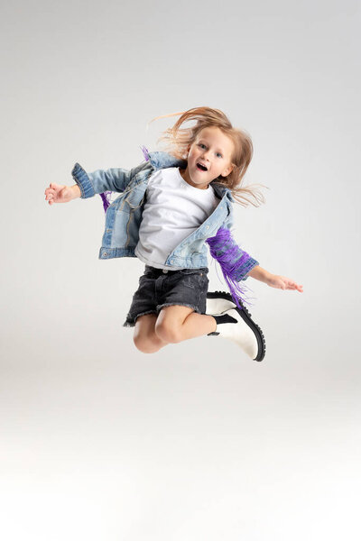 Белая девушка изолирована на белом фоне студии. Авторское пространство. Детство, образование, эмоциональная концепция