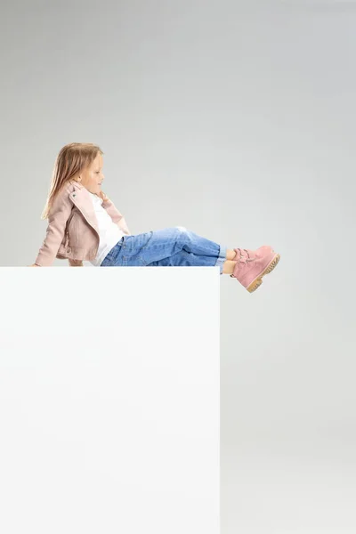 Белая девушка изолирована на белом фоне студии. Авторское пространство. Детство, образование, эмоциональная концепция — стоковое фото