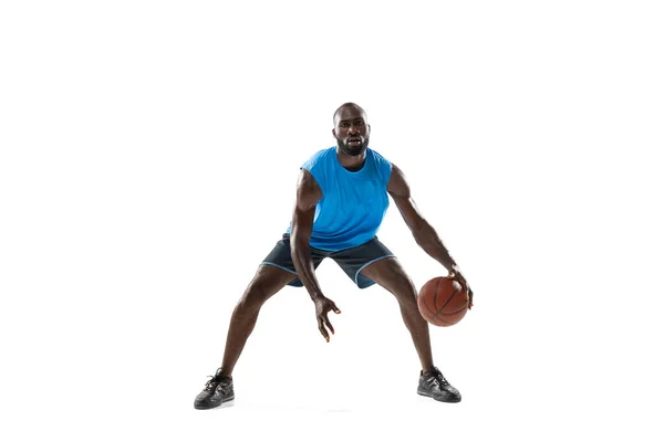 Полнометражный портрет баскетболиста с шаром, изолированным на белом фоне студии. рекламной концепции. Африканский спортсмен, прыгающий с мячом. — стоковое фото