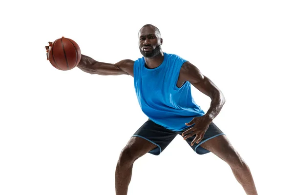 白いスタジオの背景に孤立したボールを持つバスケットボール選手の完全な長さの肖像画。広告コンセプト。アフリカ系アメリカ人選手をボールでジャンプさせる. — ストック写真