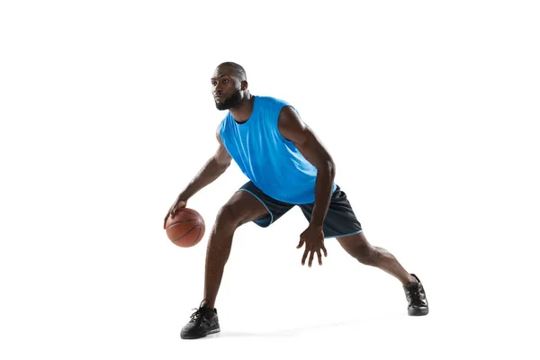 화이트 스튜디오 배경에 공 이 고립된 농구 선수의 전체 장 초상화. 광고 컨셉. 공을 타고 달리는 Fit african 미국 운동 선수. — 스톡 사진