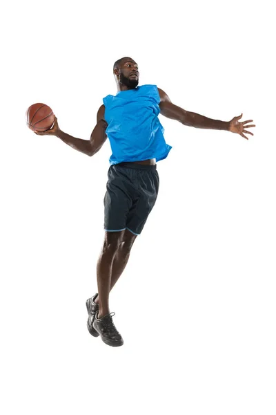 Ganzes Porträt eines Basketballspielers mit einem Ball auf weißem Studiohintergrund. Werbekonzept. Fit afrikanisch-amerikanischer Athlet springt mit Ball. — Stockfoto