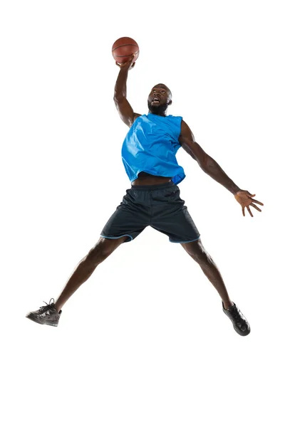 白いスタジオの背景に孤立したボールを持つバスケットボール選手の完全な長さの肖像画。広告コンセプト。アフリカ系アメリカ人選手をボールでジャンプさせる. — ストック写真