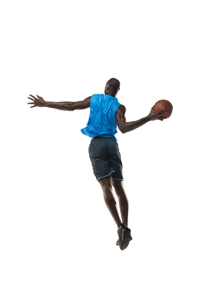 Ganzes Porträt eines Basketballspielers mit einem Ball auf weißem Studiohintergrund. Werbekonzept. Fit afrikanisch-amerikanischer Athlet springt mit Ball. — Stockfoto