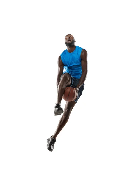 Повний портрет баскетболіста з м'ячем, ізольованим на білій студії. Концепція реклами. Афроамериканець - атлет, який стрибає з м "ячем.. — стокове фото