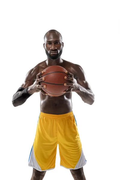 Un jugador de baloncesto africano sosteniendo la pelota en silueta aislado fondo blanco — Foto de Stock