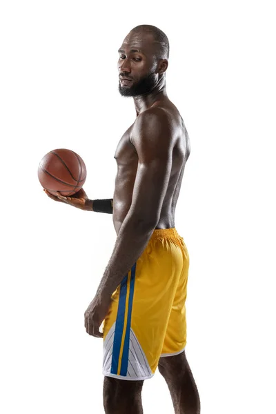 Один африканский баскетболист держит мяч в силуэте изолированный белый фон — стоковое фото
