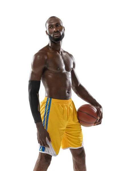 Один африканский баскетболист держит мяч в силуэте изолированный белый фон — стоковое фото