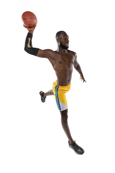 Pełna długość portret koszykarza z piłką izolowane na białym tle studio. koncepcja reklamy. Pasujący afrykański atleta skaczący z piłką. — Zdjęcie stockowe