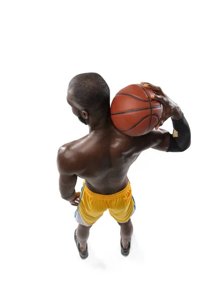 Ein afrikanischer Basketballspieler hält Ball in Silhouette isoliert weißen Hintergrund — Stockfoto