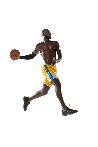 Ganzes Porträt eines Basketballspielers mit einem Ball auf weißem Studiohintergrund. Werbekonzept. Fit afrikanisch-amerikanischer Athlet springt mit Ball. — Stockfoto