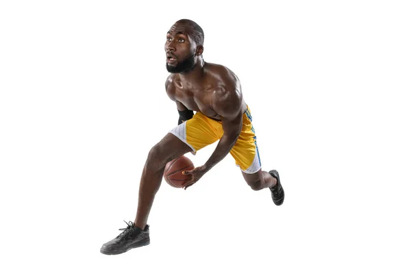Ολο το μήκος πορτρέτο ενός μπασκετμπολίστα με μια μπάλα που απομονώνεται σε λευκό φόντο στούντιο. έννοια της διαφήμισης. Fit Αφρικής Αμερικανός αθλητής άλμα με μπάλα. — Φωτογραφία Αρχείου