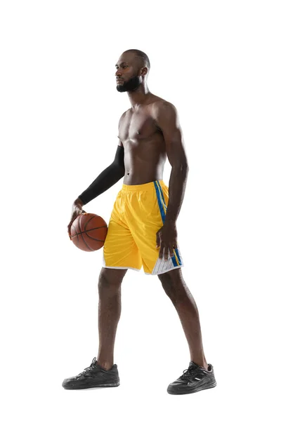 Um jogador de basquete homem africano segurando bola em silhueta isolado fundo branco — Fotografia de Stock
