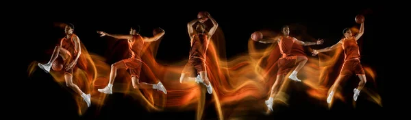 Sportowiec grający w koszykówkę na czarnym tle w świetle mieszanym. sprawny młody męski gracz w ruchu lub akcji — Zdjęcie stockowe
