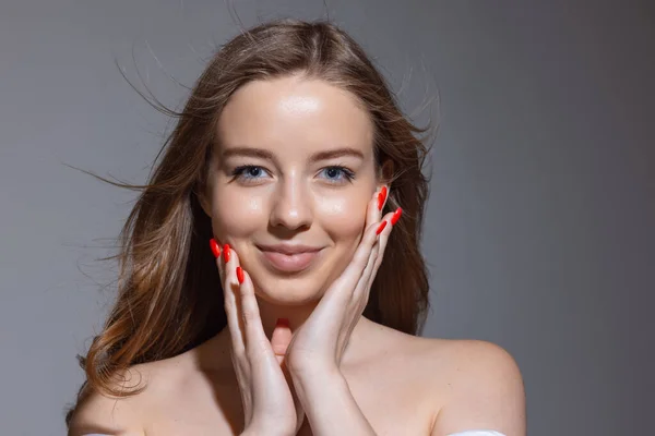 Close-up jong mooi meisje poseren geïsoleerd op grijze studio achtergrond. Concept van schoonheid, cosmetica, spa. — Stockfoto