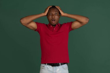 Vay canına. Güzel erkek ön portresi stüdyo arka planında izole edilmiş. Genç, duygusal, şaşkın, ağzı açık bir adam. İnsan duyguları kavramı.