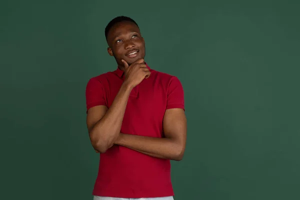 Africano joven retrato masculino aislado sobre fondo de estudio con copyspace — Foto de Stock