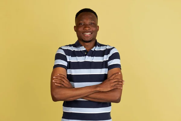 Afrikaans jong mannelijk portret geïsoleerd over studio achtergrond met copyspace — Stockfoto