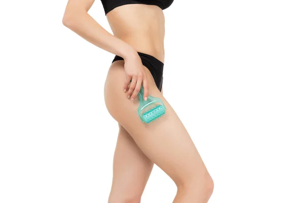 Womans braço segurando escova seca para cima de sua perna — Fotografia de Stock