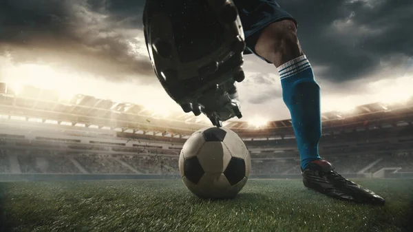 Чоловічий футбол, футболіст ловить м'яч у русі, грає на стадіоні під час спортивного матчу на фоні темного неба. Колаж — стокове фото