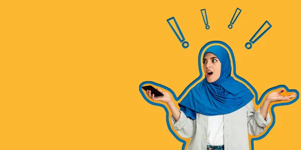 Mujer árabe feliz en hijab con teléfono móvil. Retrato de niña sonriente aislada sobre fondo amarillo. Emociones humanas, concepto de expresión facial. —  Fotos de Stock