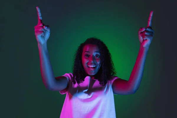 Latino mladé ženy portrét na tmavém pozadí studia v neonu. Pojem lidské emoce, výraz obličeje. — Stock fotografie