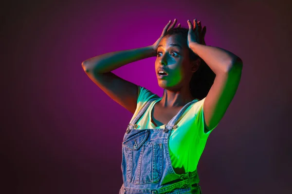 Jonge vrouwen portret op gradiënt kleuren studio achtergrond in neon. Concept van menselijke emoties. — Stockfoto