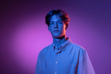 Çok ciddiyim. Yakışıklı beyaz adam portresi mor stüdyo arka planında izole edilmiş, tek renkli. Güzel erkek model..