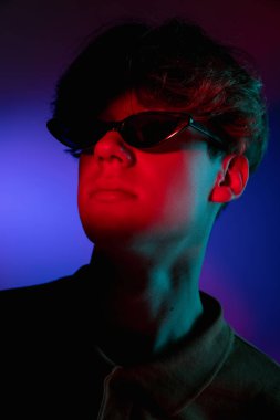 Çok ciddiyim. Yakışıklı beyaz adam portresi mor stüdyo arka planında izole edilmiş, tek renkli. Güzel erkek model..