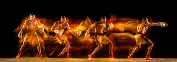 Profesjonalny afrykańsko-amerykański trening bokserski na tle czarnego studia w świetle mieszanym. ze stroboskopem, odbiciem, efektem lustra. Kolaż. — Zdjęcie stockowe
