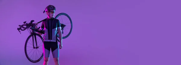 Rowerzysta jeżdżący na rowerze odizolowanym na neonowym tle — Zdjęcie stockowe
