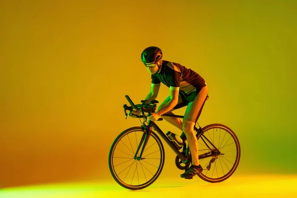 Ποδηλάτης που οδηγεί ποδήλατο απομονωμένος με φόντο νέον — Φωτογραφία Αρχείου