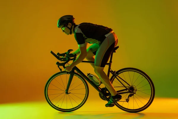 Fietser rijden op een fiets geïsoleerd tegen neon achtergrond — Stockfoto