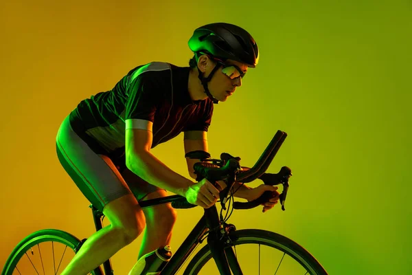Radfahrer fährt isoliert vor neonfarbenem Hintergrund — Stockfoto