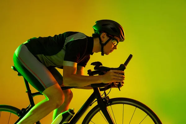 Ciclista in bicicletta isolato sullo sfondo al neon — Foto Stock