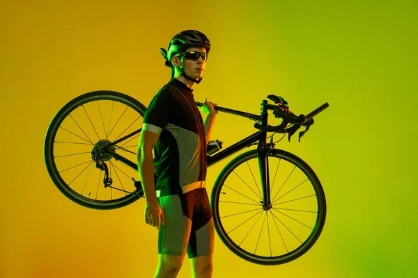 Cycliste sur un vélo isolé sur fond néon — Photo