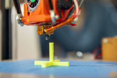 Yeni nesil 3D Baskı Makinesi bir parça plastik basıyor. Küçük alanlarda, Ofiste veya özel kullanım için