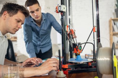Yeni nesil 3D Baskı Makinesi bir parça plastik basıyor. Küçük alanlarda, Ofiste veya özel kullanım için