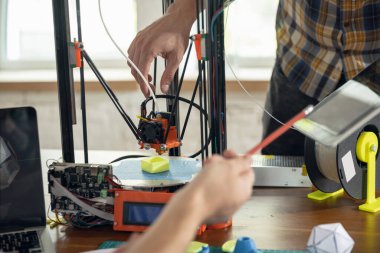 Yeni nesil 3D Baskı Makinesi bir parça plastik basıyor. Küçük alanlarda, Ofiste veya özel kullanım için