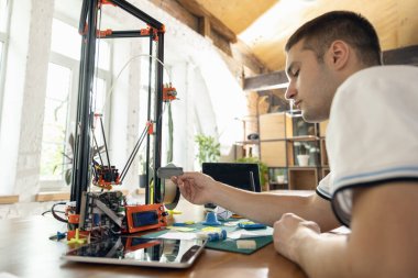 Yeni nesil 3D Baskı Makinesi bir parça plastik basıyor. Küçük alanlarda, Ofiste veya özel kullanım için