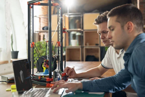 Yeni nesil 3D Baskı Makinesi bir parça plastik basıyor. Küçük alanlarda, Ofiste veya özel kullanım için — Stok fotoğraf
