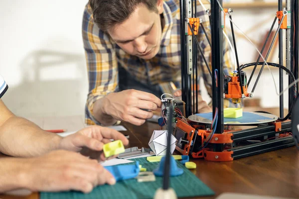 Nova geração de máquina de impressão 3D imprimindo um pedaço de plástico. Para utilização em espaços pequenos, escritório ou uso privado — Fotografia de Stock