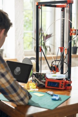 Yeni nesil 3D Baskı Makinesi bir parça plastik basıyor. Küçük alanlarda, Ofiste veya özel kullanım için