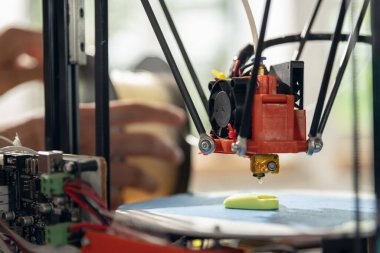 Yeni nesil 3D Baskı Makinesi bir parça plastik basıyor. Küçük alanlarda, Ofiste veya özel kullanım için