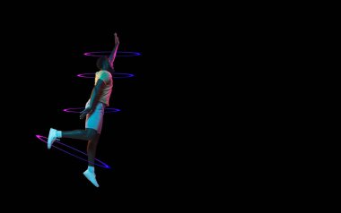 Siyah stüdyo arka planında karışık neon ışıklarıyla Afrikalı erkekler portresi. Şık bir spor kıyafeti. İnsan duyguları kavramı, yüz ifadesi, satış, reklam, moda. Kopyalama alanı.