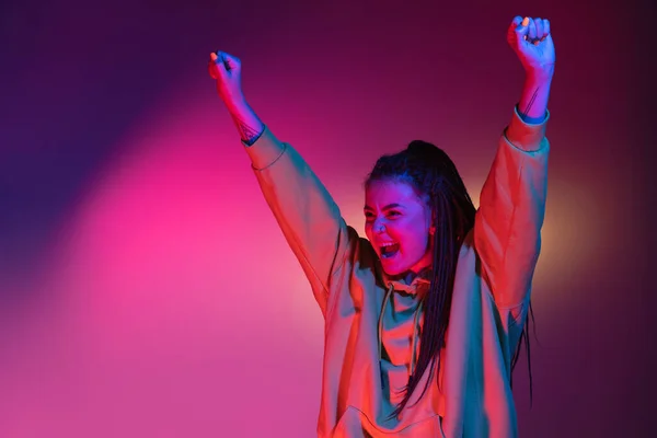 Jonge vrouwen portret op gradiënt kleuren studio achtergrond in neon. Concept van menselijke emoties. — Stockfoto